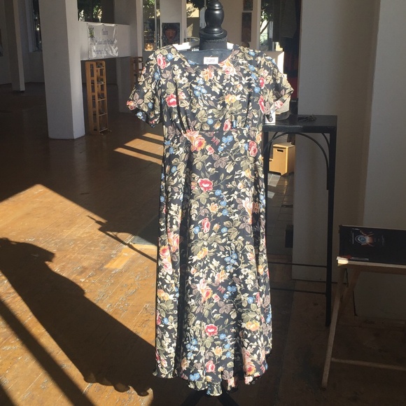 Sostanza Dresses & Skirts - Dark floral cottagecore midi shortsleeved dress